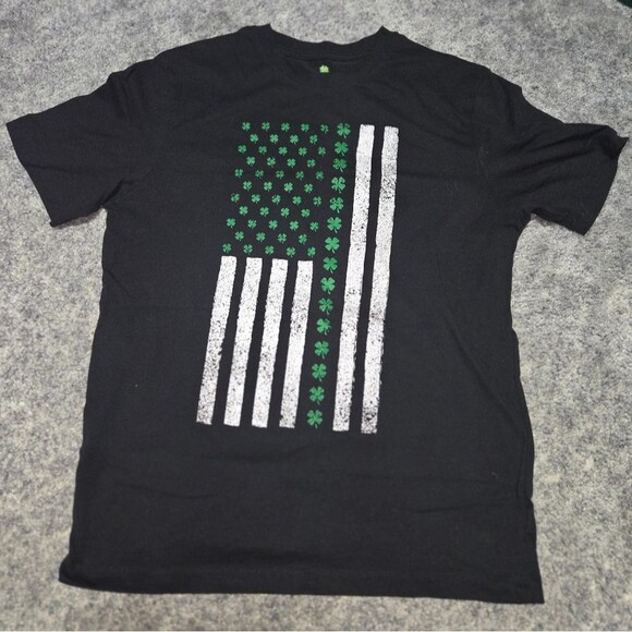 Black T-Shirt with Green and White American Flag Design With For Leaf Clovers M - Picture 1 of 2